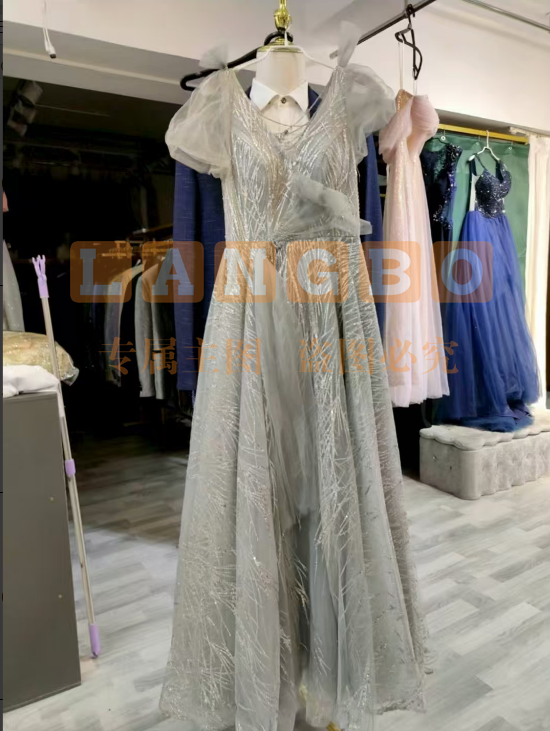 女士银色手工串珠礼服，出租使用，非售价